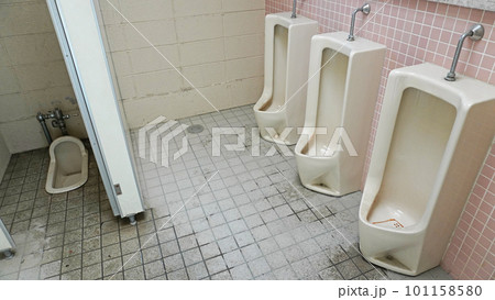 薄汚れた公園の公衆トイレ 101158580