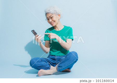 スマホを見るグレイヘアの女性 101160014