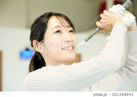 ゴルフ練習をする女性 101160642