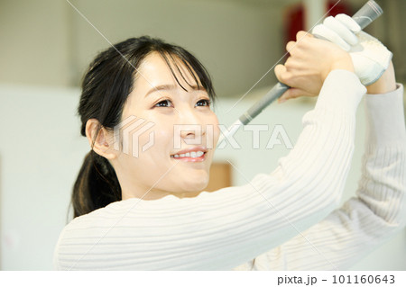 ゴルフ練習をする女性 101160643
