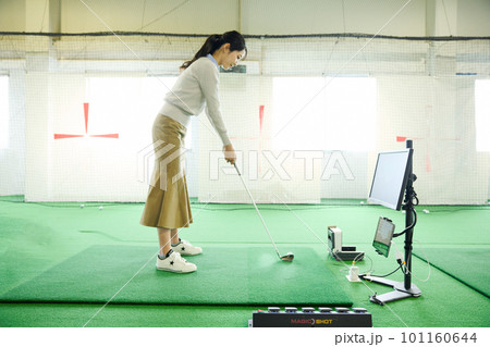 ゴルフ練習をする女性 101160644