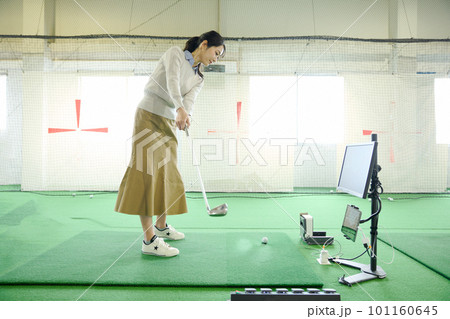 ゴルフ練習をする女性 101160645