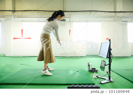 ゴルフ練習をする女性 101160646