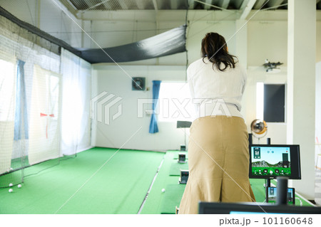 ゴルフ練習をする女性 101160648