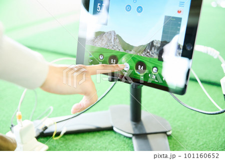 ゴルフ練習をする女性 101160652