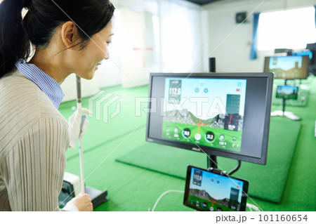 ゴルフ練習をする女性 ゴルフ練習をする女性 101160654