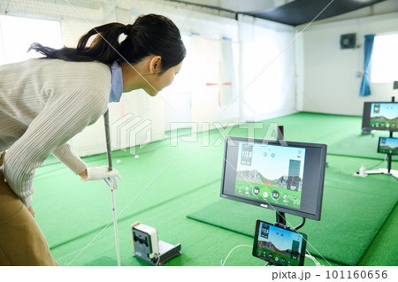 ゴルフ練習をする女性 101160656