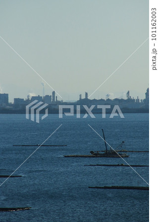 姫路の工場地帯と牡蠣筏並ぶ播磨灘の朝の風景 101162003