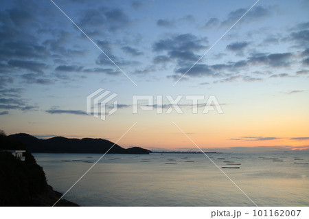 兵庫県たつの市御津町室津から見た牡蠣筏並ぶ播磨灘の夜明け前の風景 兵庫県たつの市御津町室津から見た牡蠣筏並ぶ播磨灘の夜明け前の風景 101162007
