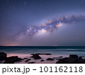岩の並ぶ海岸から見た天の川(AI生成画像) 101162118