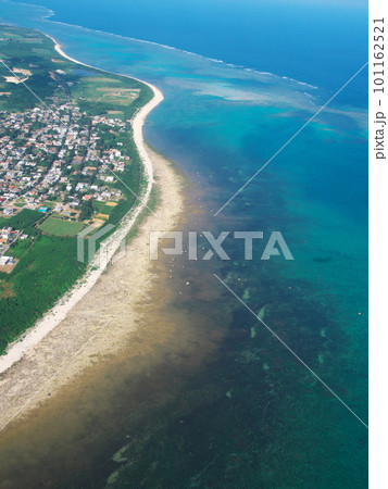 ジェット旅客機内から石垣島の街並みと海岸線 101162521