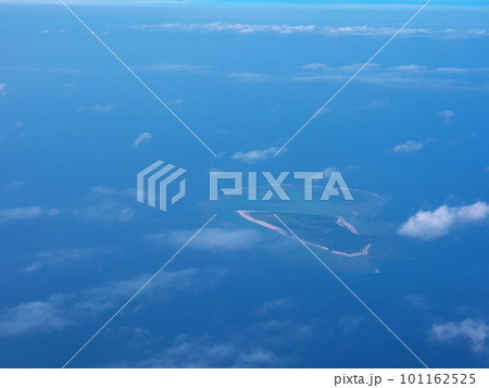 ジェット旅客機内から水納島の景色 ジェット旅客機内から水納島の景色 101162525