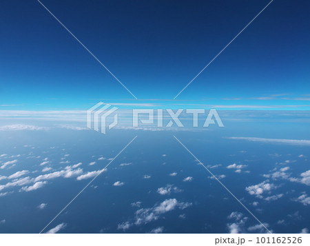 成層圏を飛ぶジェット旅客機内からの景色 101162526