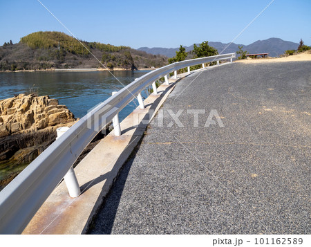 佐木島(広島県三原市鷺浦町)の海辺の道路。 佐木島(広島県三原市鷺浦町)の海辺の道路。 101162589