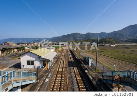 跨線橋から見るローカル線の駅舎 跨線橋から見るローカル線の駅舎 101162901