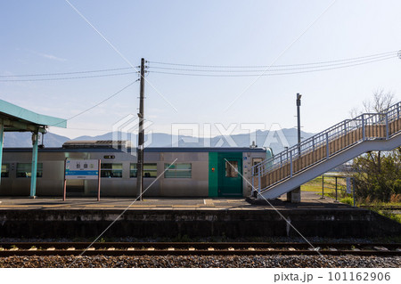 島式ホームに停車するディーゼルカー 101162906