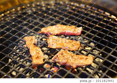 網で焼くジューシーな高級焼肉 網で焼くジューシーな高級焼肉 101162941