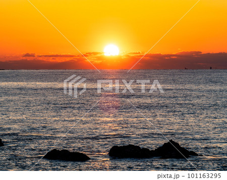 千葉県南房総の海岸から望む太平洋の夜明けの景色 101163295