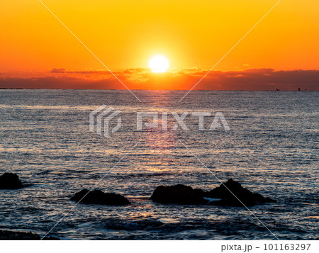 千葉県南房総の海岸から望む太平洋の夜明けの景色 101163297