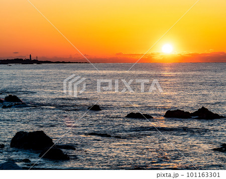 千葉県南房総の海岸から望む太平洋の夜明けの景色 101163301