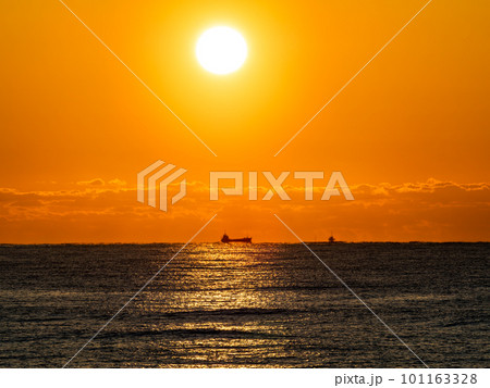 千葉県南房総の海岸から望む太平洋の夜明けの景色 101163328