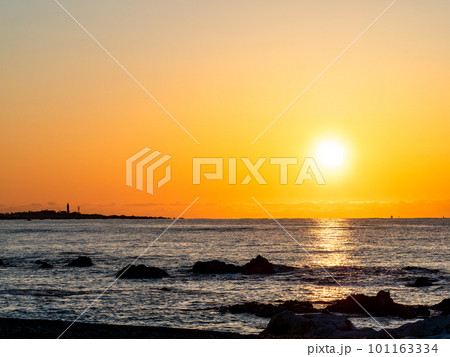 千葉県南房総の海岸から望む太平洋の夜明けの景色 101163334