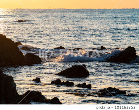 千葉県南房総の海岸から望む太平洋の夜明けの景色 101163353