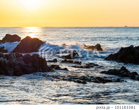 千葉県南房総の海岸から望む太平洋の夜明けの景色 千葉県南房総の海岸から望む太平洋の夜明けの景色 101163381