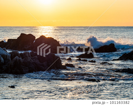 千葉県南房総の海岸から望む太平洋の夜明けの景色 千葉県南房総の海岸から望む太平洋の夜明けの景色 101163382