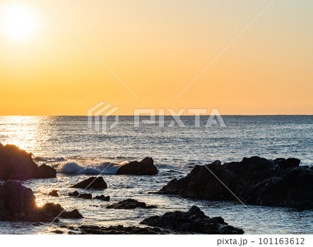千葉県南房総の海岸から望む太平洋の夜明けの景色 千葉県南房総の海岸から望む太平洋の夜明けの景色 101163612