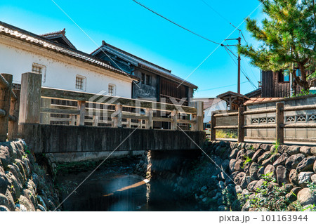 【重要伝統的建造物群保存地区】打吹玉川　玉川に架かる橋と土蔵　鳥取県倉吉市 101163944