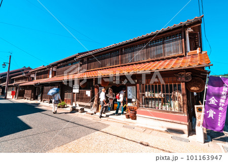 【重要伝統的建造物群保存地区】打吹玉川　本町通りの造り酒屋と商家群1　鳥取県倉吉市 101163947