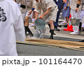 祇園祭・四条室町で青竹に水をかけ辻回しの準備をする鶏鉾の車方 101164470