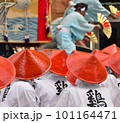 祇園祭・鶏鉾～辻回しの合図がかかり、曳き方に緊張が走る瞬間 101164471