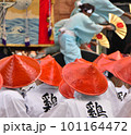 祇園祭・鶏鉾～辻回しの合図がかかり、曳き方に緊張が走る瞬間 101164472