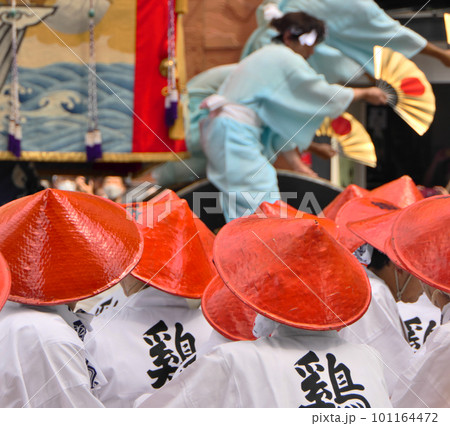 祇園祭・鶏鉾～辻回しの合図がかかり、曳き方に緊張が走る瞬間 101164472