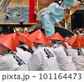 祇園祭・鶏鉾～音頭方の合図がかかり、曳き方が辻回しに入る瞬間 101164473