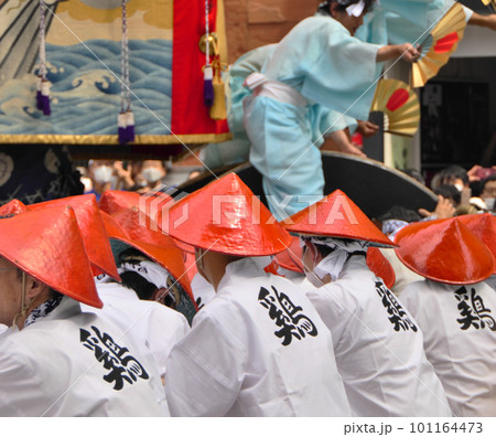 祇園祭・鶏鉾~音頭方の合図がかかり、曳き方が辻回しに入る瞬間 祇園祭・鶏鉾~音頭方の合図がかかり、曳き方が辻回しに入る瞬間 101164473