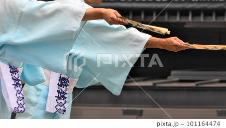祇園祭・鶏鉾～音頭方が舞うように出発の合図をかける 101164474