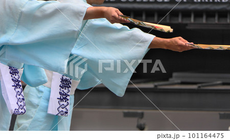祇園祭・鶏鉾~音頭方が舞うように出発の合図をかける 祇園祭・鶏鉾~音頭方が舞うように出発の合図をかける 101164475