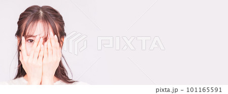 指の間 から 覗き見 をする 若い 女性 【 疑い の 眼差し の イメージ 】 101165591