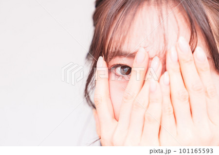 指の間 から 覗き見 をする 若い 女性 【 疑い の 眼差し の イメージ 】 101165593