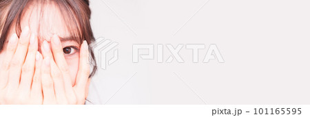 指の間 から 覗き見 をする 若い 女性 【 疑い の 眼差し の イメージ 】 101165595