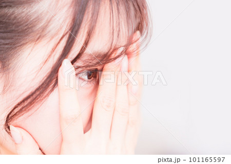 指の間 から 覗き見 をする 若い 女性 【 疑い の 眼差し の イメージ 】 指の間 から 覗き見 をする 若い 女性 【 疑い の 眼差し の イメージ 】 101165597