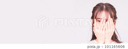 指の間 から 覗き見 をする 若い 女性 【 疑い の 眼差し の イメージ 】 101165606