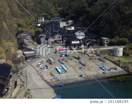 入り江の奥にある集落にやってくる路線バス　佐渡　深浦集落 101166295