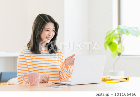リビングでWEB会議する若い女性 リビングでWEB会議する若い女性 101166466