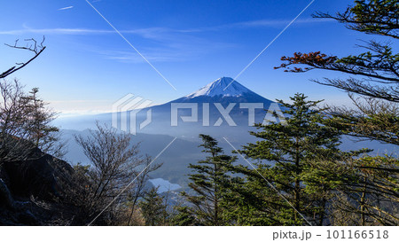 (山梨県)青空と富士山の絶景・王岳~鬼ヶ岳展望 (山梨県)青空と富士山の絶景・王岳~鬼ヶ岳展望 101166518
