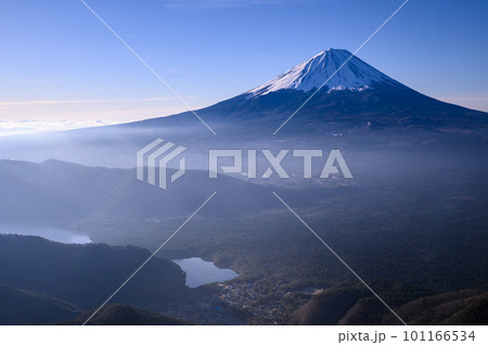 (山梨県)青空と富士山の絶景・王岳~鬼ヶ岳展望 (山梨県)青空と富士山の絶景・王岳~鬼ヶ岳展望 101166534
