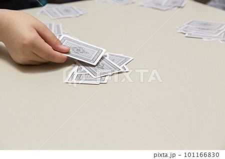 トランプをする子供の手元 トランプをする子供の手元 101166830